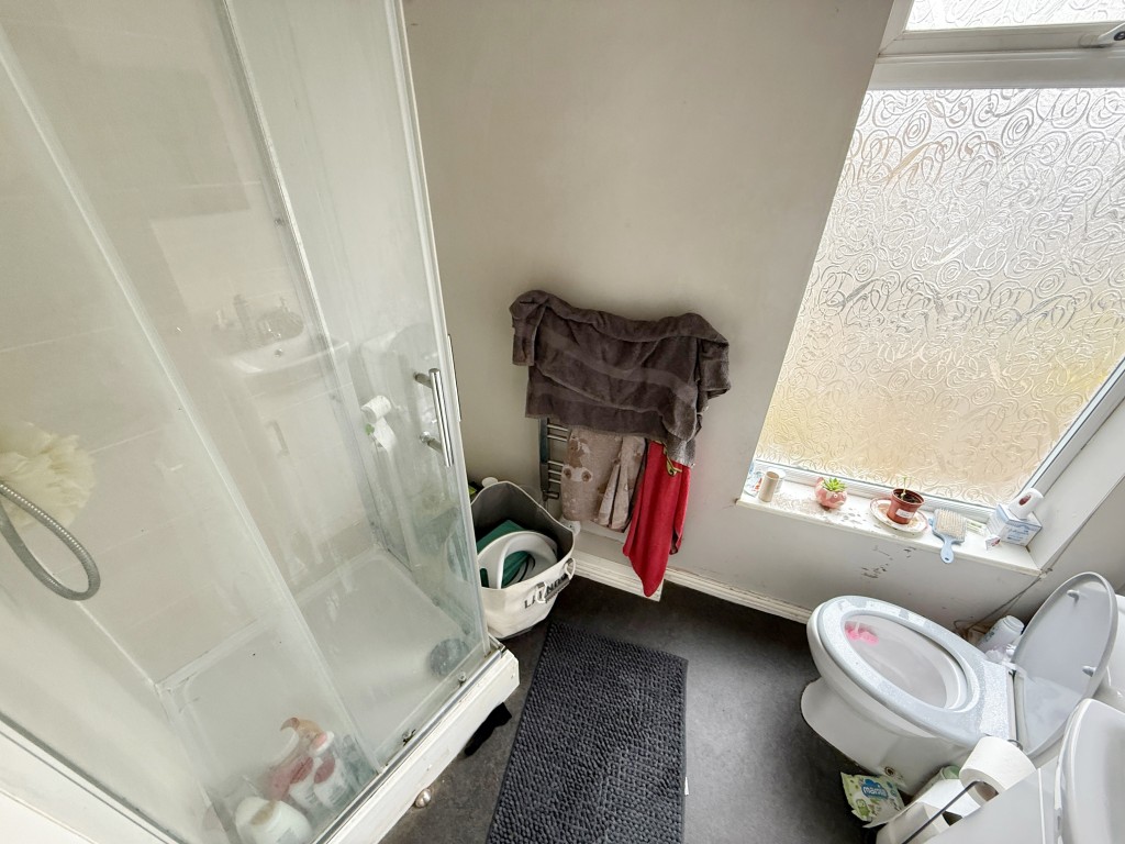 Lot: 121 - PAIR OF FLATS WITH PART VACANT POSSESSION - Shower room with WC